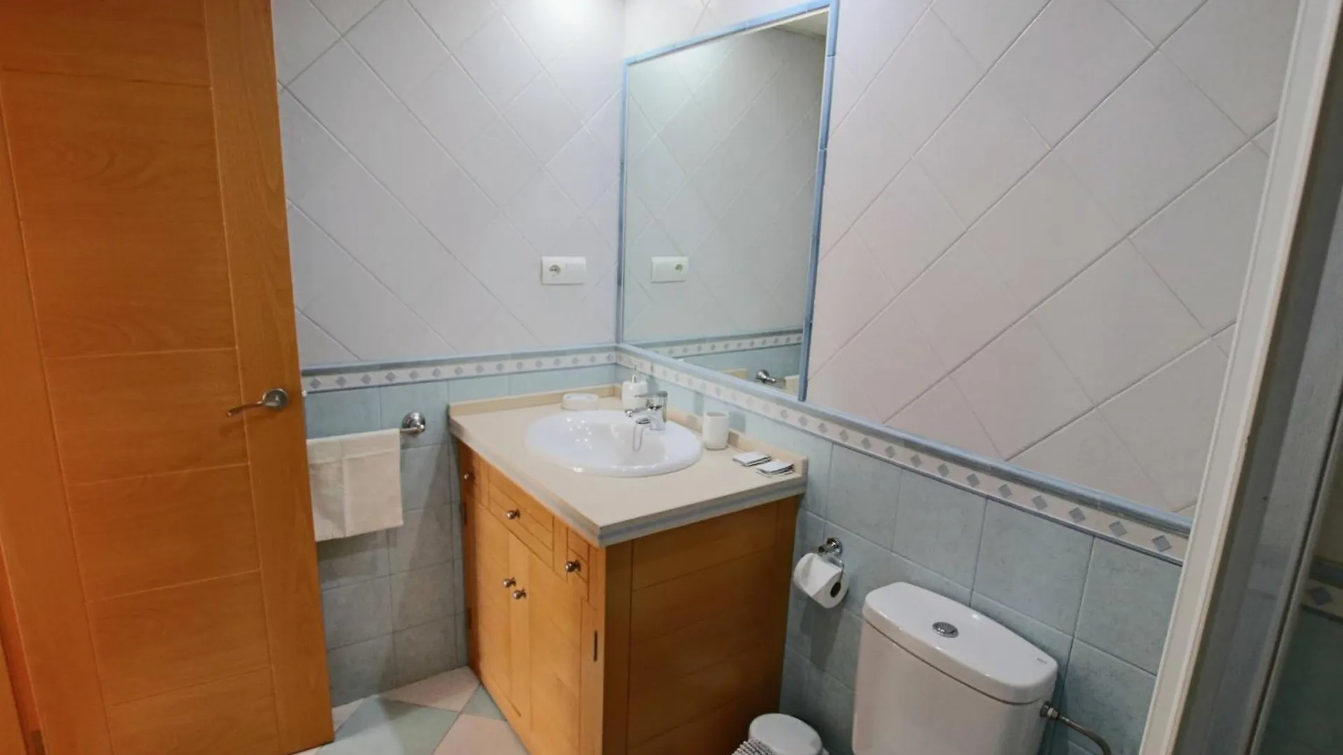 Tess Apartamento Frontbeach La Roca Chica Apartment Torremolinos