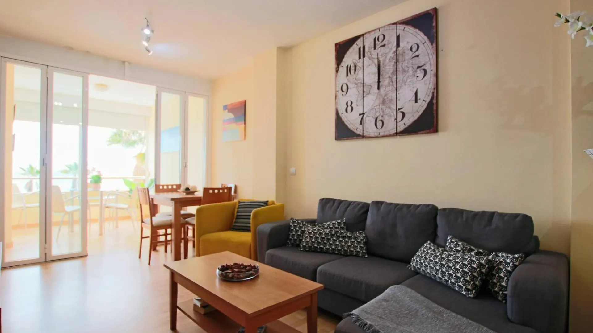 Tess Apartamento Frontbeach La Roca Chica Apartment Torremolinos Spain